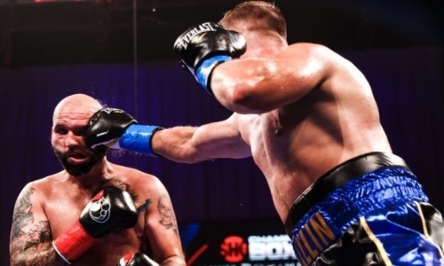 Супертяж дрался одной рукой и получил нокаут от экс-соперника Фьюри. Видео