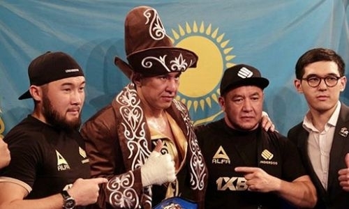 Казахстанский боксер сразится с узбеком за вакантный титул WBC