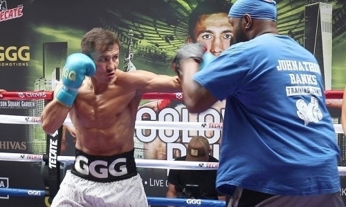 Головкин показал работу на лапах с тренером. Фото