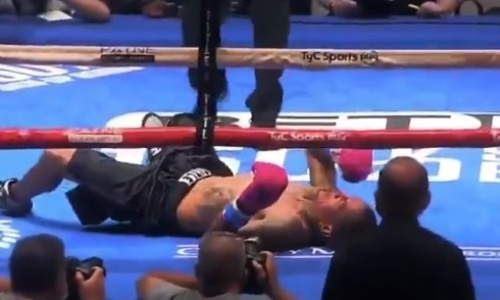Американский боксер вернулся спустя семь лет и упал через десять секунд. Видео нокаута
