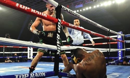 Альвареса сенсационно нокаутировали в главном бою вечера бокса в Лас-Вегасе. Видео