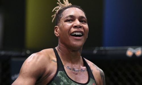 Как у мужчин. Озвучена сумма бонуса американки за сенсационную победу над Агаповой в UFC