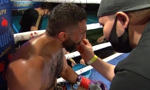 «Ты мужик?!». Как казахстанского боксера заряжали в углу на нокаут. Видео