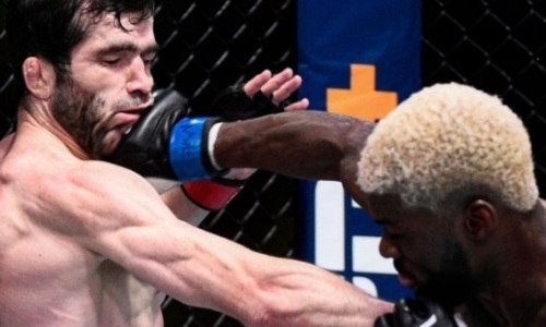 Видео полного боя с неудачным дебютом россиянина Тимура Валиева в UFC