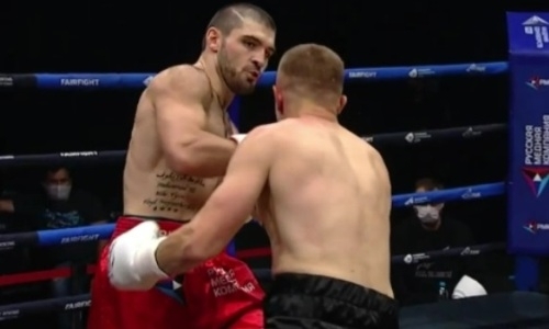«Бам — и привет!». Российские комментаторы смакуют нокаут казахстанца за 80 секунд «Черным львом». Видео