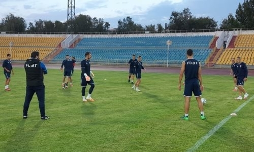 «Ботошани» провел первую тренировку в Шымкенте перед матчем с «Ордабасы» в Лиге Европы. Фото и видео