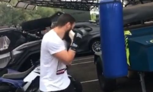 Казахстанский боксер из Golden Boy продемонстрировал силу ударов на тренировке. Видео