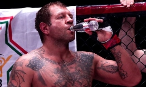 «За неделю до поединка пил, гулял, веселился». Харитонов упрекнул Емельяненко за подготовку к бою с Исмаиловым