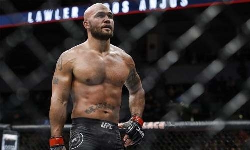 Пора уходить? Экс-чемпион UFC проиграл в четвёртый раз подряд. Видео