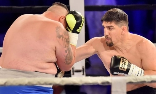 Экс-чемпион мира с 42 победами избил 150-килограммового соперника. Видео