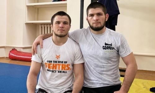 «Младшие». Хабиб Нурмагомедов опубликовал фото с братьями и поясом UFC на плече