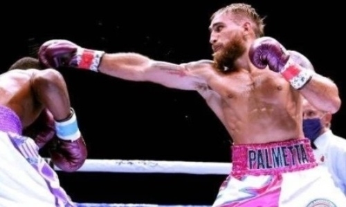 Титульный бой завершился нокаутом американца, который перестал защищаться. Видео