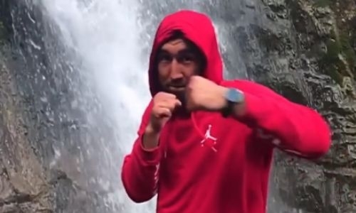 Айдос Ербосынулы опубликовал видео боя с тенью у водопада в замедленной съемке