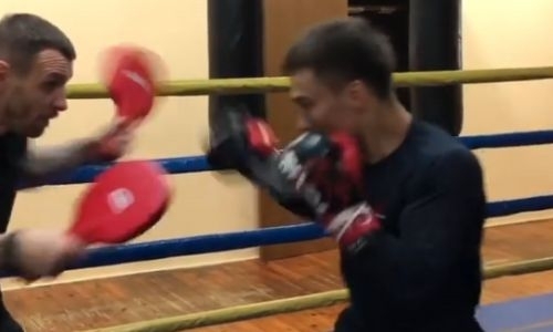 Батыр Джукембаев показал молниеносные комбинации перед возвращением на ринг. Видео