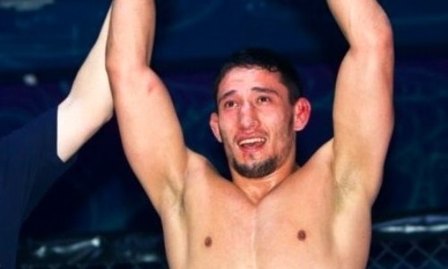 «Чингисхан» с 37 победами «задушил» оппонента в долгожданном реванше. Видео