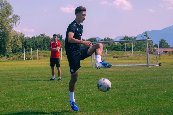 «Хочу добиться больших высот в Европе именно как казахстанский футболист». 17-летний игрок из Шымкента прогрессирует в Германии