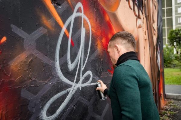 Четыре дня на создание рисунка. В России появилось новое граффити с чемпионом UFC Петром Яном. Фото