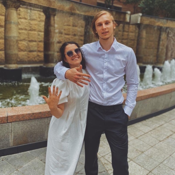 Хоккеист «Барыса» и сборной Казахстана женился во время карантина. Фото