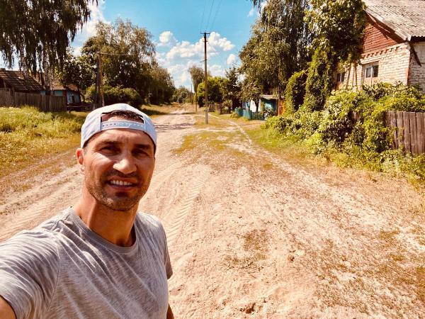Владимир Кличко уехал в село и показал оттуда фото