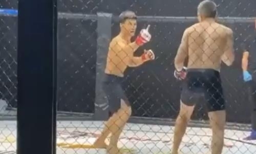 Боец ММА показал средний палец сопернику, прежде чем отправить его в нокаут на турнире в России. Видео