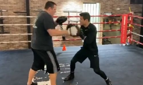 Данияр Елеусинов показал скоростные комбинации на лапах с тренером. Видео
