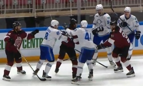 Хоккеисты «Барыса» и рижского «Динамо» устроили драку в первом матче сезона КХЛ