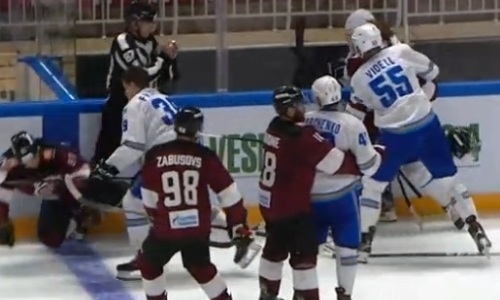 Видео массовой драки игроков «Барыса» и рижского «Динамо» в стартовом матче нового сезона КХЛ