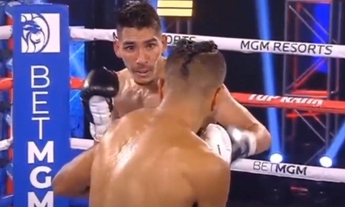 Боксеры отправили друг друга в нокдаун и завершили бой нокаутом. Видео