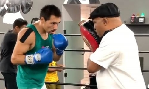 Жанибек Алимханулы заставил тренера отступать мощными ударами. Видео