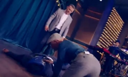 Пётр Ян «вырубил» Урганта ударом ногой в голову. Видео