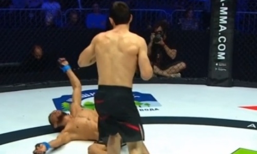 Российский файтер с правой в челюсть нокаутировал прыгнувшего на него соперника. Видео