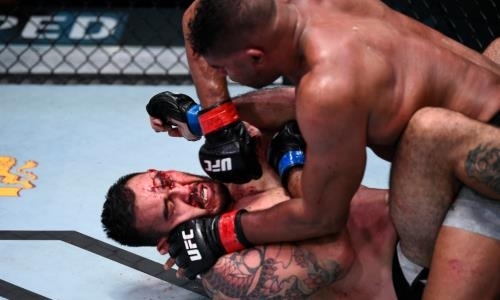 Легендарный боец кровавым нокаутом выиграл главный бой турнира UFC в Лас-Вегасе. Видео