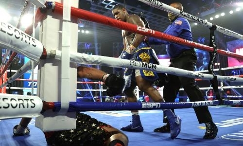 20-летний американский супертяж эффектной двоечкой выиграл шестой бой нокаутом кряду. Видео