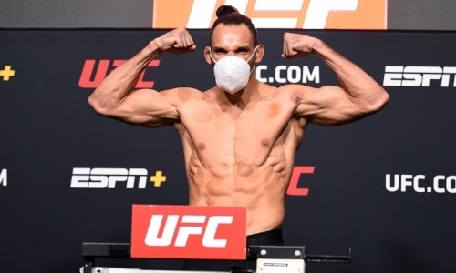 «Я целовал ладони и наносил удары». Боец UFC объяснил свою месть россиянину за подлый поступок