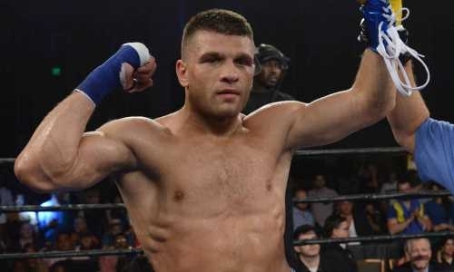 Сергей Деревянченко продемонстрировал знак уважения к Казахстану. Фото