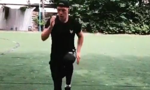 Непобежденный казахстанский боксер готовится к титульному бою с британцем. Видео