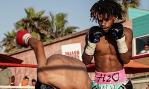 16-летний «будущий Мэйвезер» с более 100 боями в любителях нокаутом дебютировал в профи. Видео