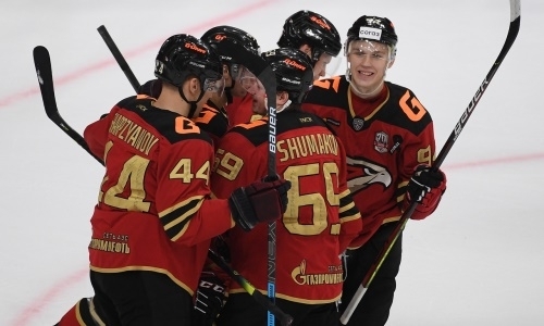 Оскорбленный капитаном «Барыса» игрок «Авангарда» забил крутой гол в девятку, находясь за воротами. Видео