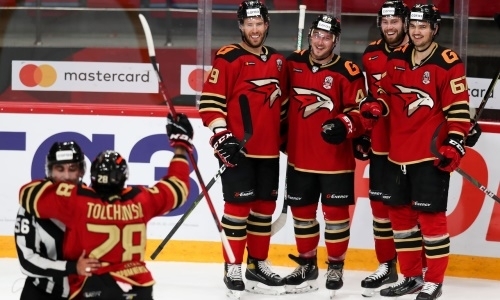 Экс-лидер «Барыса» помог его принципиальному сопернику оформить разгром со счетом 8:2. Видео