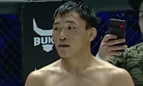 Казахстанский файтер с желтой карточкой начнет бой на турнире памяти Абдулманапа Нурмагомедова