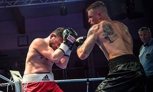 Нокаутированный уроженцем Казахстана боксер получил прямой в голову и не смог подняться. Видео