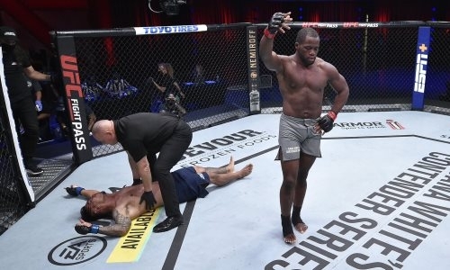 Непобежденный боец победой нокаутом напугал президента UFC и вынудил дать ему контракт. Видео