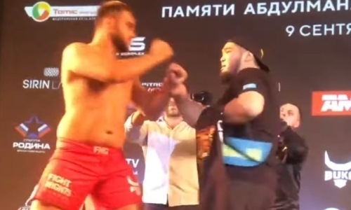 Казахстанский и украинский тяжеловесы устроили потасовку на битве взглядов перед турниром памяти Абдулманапа Нурмагомедова. Видео