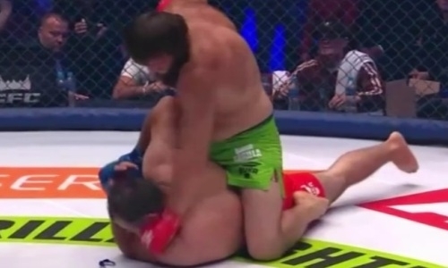 Российский тяжеловес вернулся в клетку спустя 11 лет и был нокаутирован. Видео