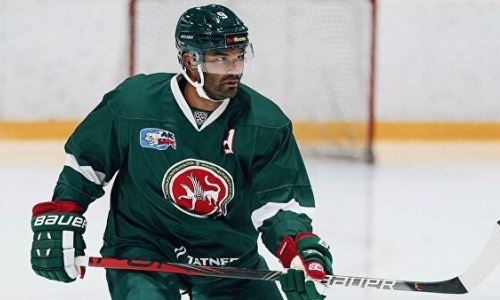 «Я уже не молод». Форвард сборной Казахстана — о своей форме и 500-м матче в КХЛ