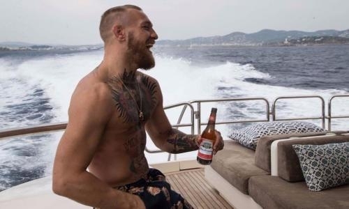 «UFC, что происходит?». Допинг-офицеры неожиданно явились на яхту МакГрегора