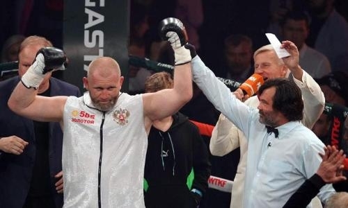 «Я пижонить начал». Харитонов после победы нокаутом остался недоволен своим дебютом в профи-боксе