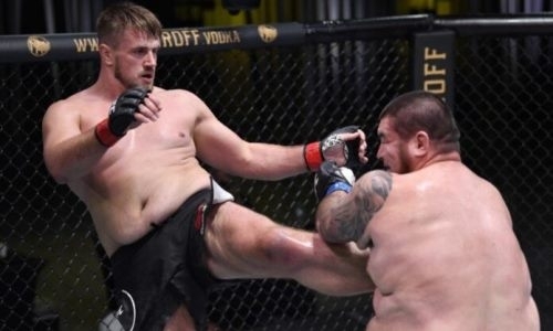 «Кинг Конг» дебютировал в UFC с досрочной победы и бросил тренера через бедро. Видео