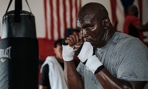 57-летний Эвандер Холифилд похвастался своей безупречной формой. Фото