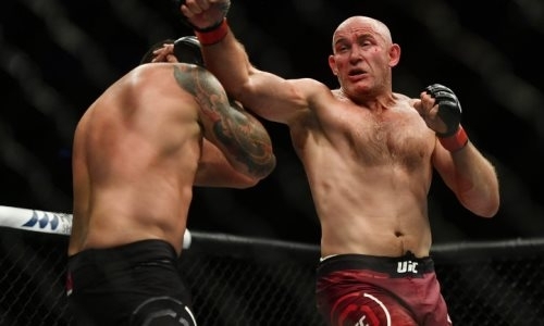 «Когти царапали глазницу». Российский тяжеловес из UFC рассказал, как ему оторвали ухо и совали пальцы в глаза